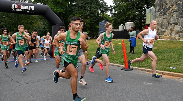 一群特拉华科技越野跑选手参加家乡英雄5K